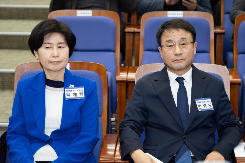 더불어민주당 원내대표 보궐선거 결선에 진출한 백혜련(왼쪽), 한병도 후보가 11일 서울 여의도 국회에서 열린 제22대 국회 더불어민주당 원내대표 선출을 위한 의원총회에서 결선투표를 앞두고 있다. 2026.1.11/뉴스1 ⓒ News1 유승관 기자