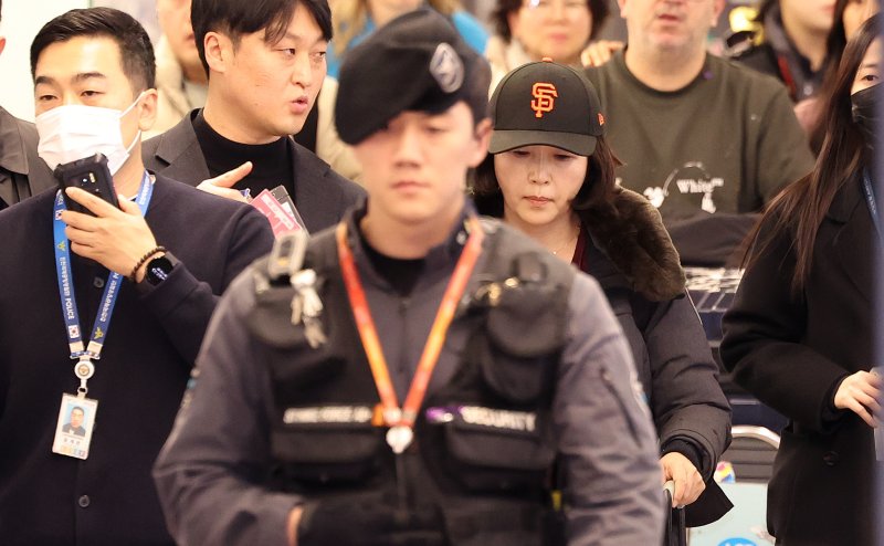 [인천공항=뉴시스] 조성우 기자 = 2022년 지방선거를 앞두고 강선우 무소속 의원에게 '공천헌금' 1억원을 건넨 의혹을 받는 김경 서울시의원이 11일 오후 인천국제공항 제2여객터미널을 통해 귀국하고 있다. 2026.01.11. xconfind@newsis.com