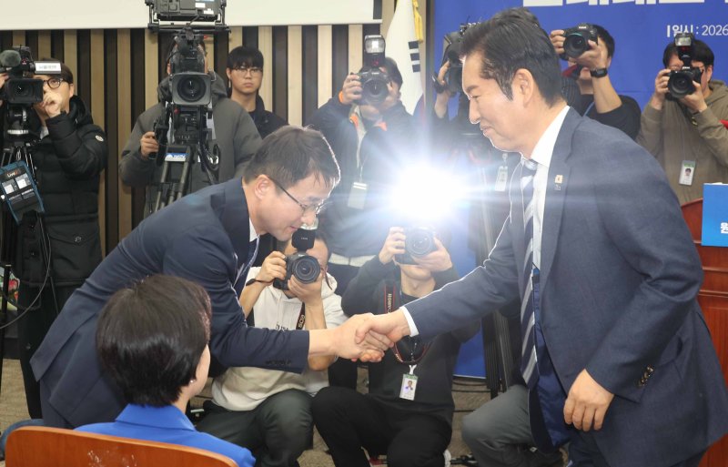 [서울=뉴시스] 조성봉 기자 = 정청래 더불어민주당 대표가 11일 오후 서울 여의도 국회에서 열린 제22대 국회 더불어민주당 제2기 원내대표 선출 의원총회에서 한병도 신임원내대표와 악수를 하고 있다. 2026.01.11. suncho21@newsis.com