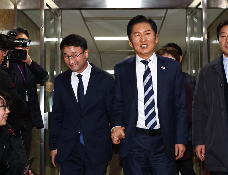 [서울=뉴시스] 김명년 기자 = 정청래 더불어민주당 대표가 11일 오후 서울 여의도 국회에서 한병도 신임 원내대표와 손을 잡고 최고위원회의를 위해 이동하고 있다. 2026.01.11. kmn@newsis.com