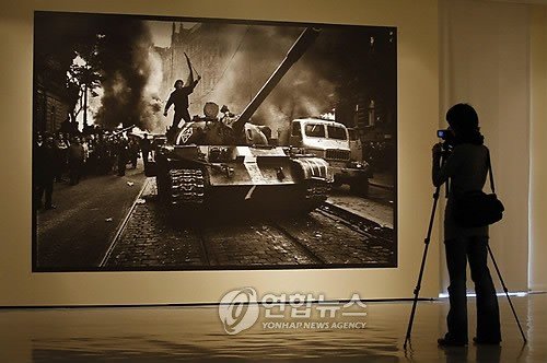 1968년 소련 주도의 체코 프라하 침공 당시 모습을 담은 사진 (출처=연합뉴스)