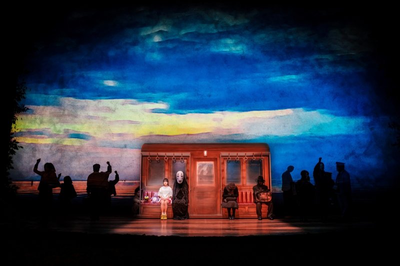 ‘센과 치히로’ 무대판은 영화 세계에 관객이 직접 걸어 들어가도록 이끄는 체험형 복원에 가깝다. CJ ENM·토호 제공