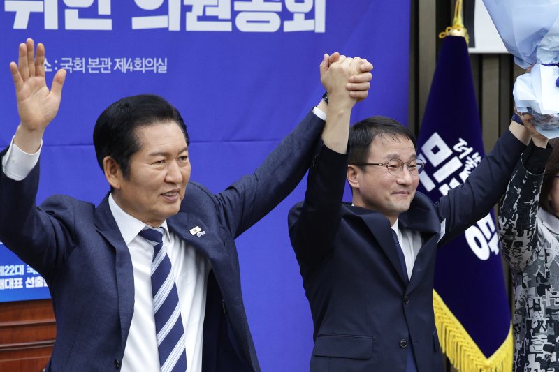 한병도 더불어민주당 신임 원내대표가 11일 서울 여의도 국회에서 열린 제22대 국회 더불어민주당 원내대표 선출을 위한 의원총회에서 정청래 대표와 함께 인사를 하고 있다. 2026.1.11/뉴스1 ⓒ News1 신웅수 기자