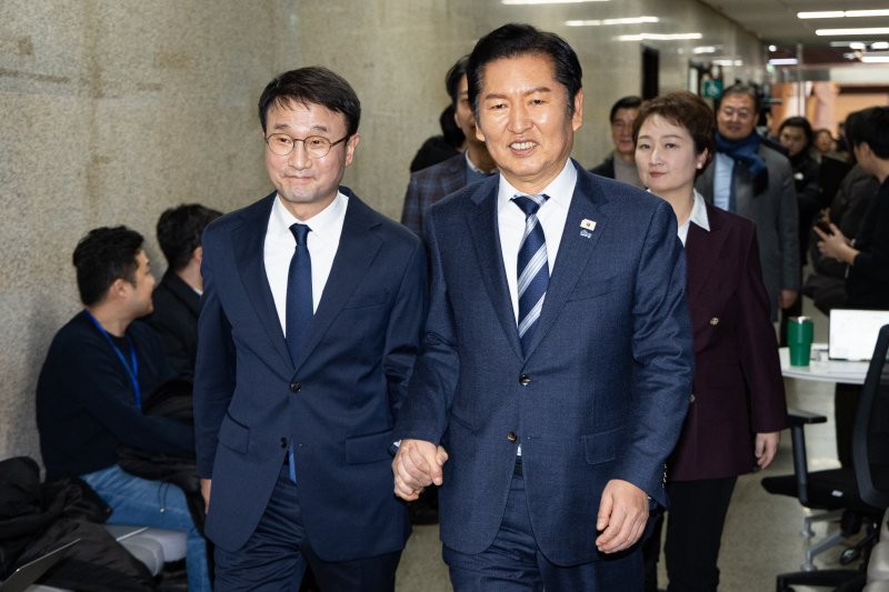 정청래 더불어민주당 대표와 한병도 신임 원내대표를 비롯한 지도부가 11일 서울 여의도 국회에서 열린 원내대표 선출을 위한 의원총회를 마친 후 비공개 최고위원회의를 위해 당대표실로 들어서고 있다. 2026.1.11/뉴스1 ⓒ News1 유승관 기자