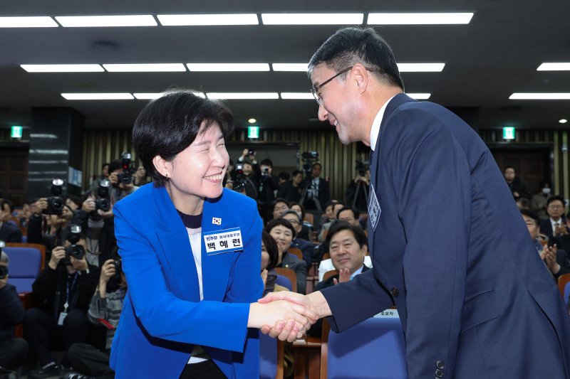 한병도 더불어민주당 신임 원내대표가 11일 서울 여의도 국회에서 열린 제22대 국회 더불어민주당 원내대표 선출을 위한 의원총회에서 백혜련 후보와 악수하고 있다. 2026.1.11/뉴스1 ⓒ News1 신웅수 기자