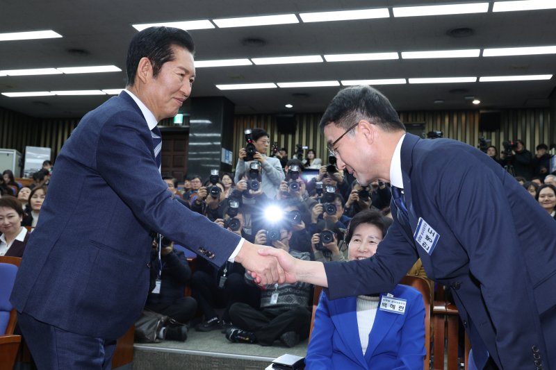 한병도 더불어민주당 신임 원내대표가 11일 서울 여의도 국회에서 열린 제22대 국회 더불어민주당 원내대표 선출을 위한 의원총회에서 정청래 대표와 악수하고 있다. 2026.1.11/뉴스1 ⓒ News1 신웅수 기자