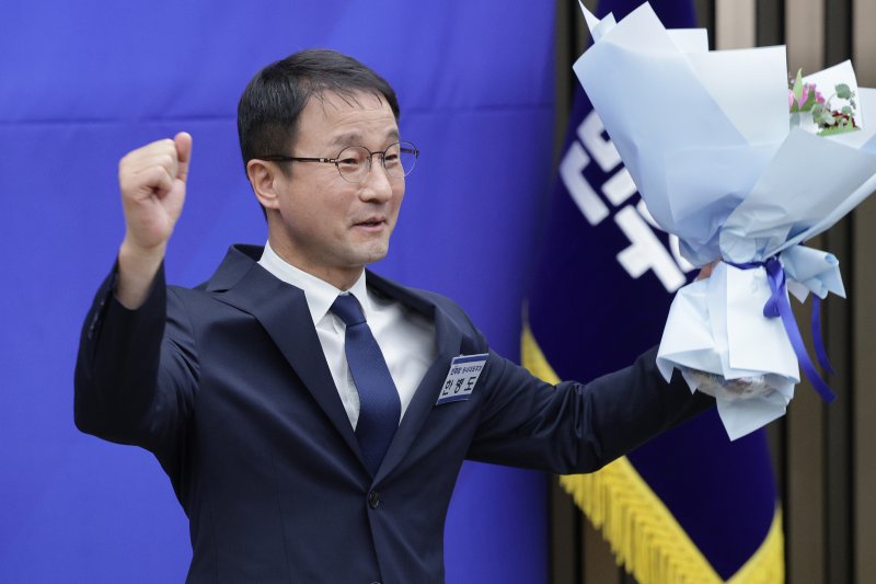 한병도 더불어민주당 신임 원내대표가 11일 서울 여의도 국회에서 열린 제22대 국회 더불어민주당 원내대표 선출을 위한 의원총회에서 인사를 하고 있다. 2026.1.11/뉴스1 ⓒ News1 신웅수 기자