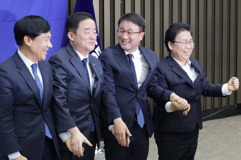 한병도 더불어민주당 신임 원내대표가 11일 서울 여의도 국회에서 열린 제22대 국회 더불어민주당 원내대표 선출을 위한 의원총회에서 신임 최고위원들과 대화하고 있다. 왼쪽부터 이성윤·강득구 최고위원, 한 원내대표, 문정복 최고위원. 2026.1.11/뉴스1 ⓒ News1 신웅수 기자