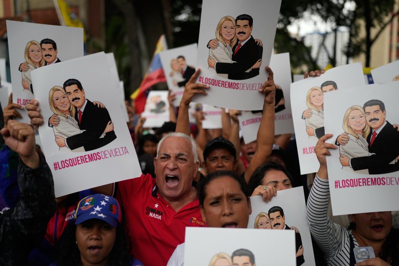 [카라카스=AP/뉴시스] 니콜라스 마두로 전 베네수엘라 대통령 지지자들이 지난 10일(현지 시간) 수도 카라카스에서 미국에 체포된 마두로 부부의 석방을 촉구하는 집회를 열고 있다. 2026.01.12.