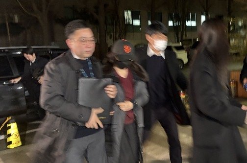 [서울=뉴시스] 신유림 기자 = 2022년 지방선거를 앞두고 강선우 무소속 의원에게 '공천헌금' 1억원을 건넨 의혹을 받는 김경 서울시의원이 11일 오후 서울 마포구 서울경찰청 광역수사단 공공범죄수사대로 출석하고 있다. 2026.01.11. spicy@newsis.com