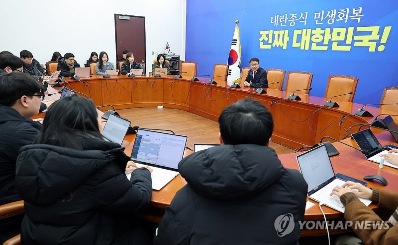 기자들과 간담회 갖는 한병도 신임 원내대표 (출처=연합뉴스)