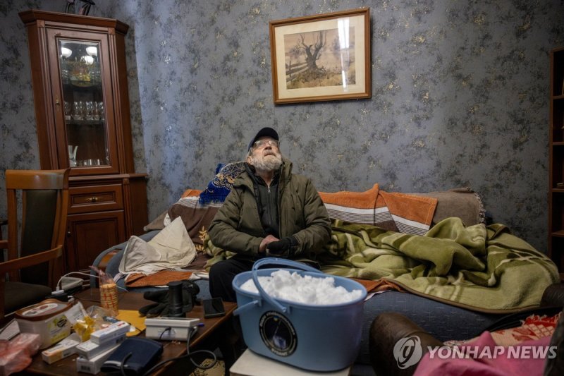 러시아 공격에 물과 난방이 끊기자 눈을 녹이려고 퍼담아 놓은 키이우 시민 (출처=연합뉴스)