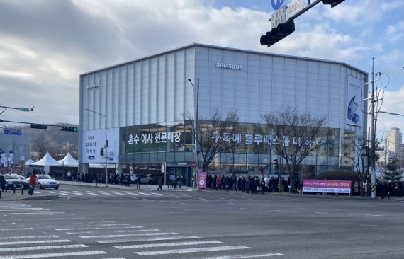 [’사우역 지엔하임’ 견본주택 방문을 위해 줄을 선 방문객들의 모습]