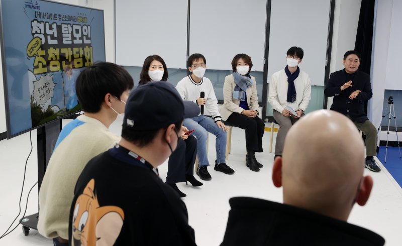 5일 오후 서울 마포구 더불어민주당 미래당사 '블루소다'에서 민주당 청년선대위 주최로 청년 탈모인 초청 간담회가 열리고 있다. 2022.1.5/뉴스1 ⓒ News1 구윤성 기자