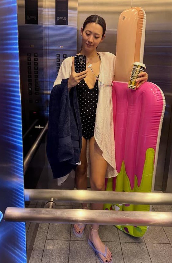 '싱글맘' 수현, 싱가포르 근황…수영장서 여유 만끽