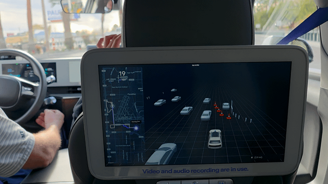 현대자동차그룹 자율주행 합작법인 모셔널의 아이오닉5 로보택시가 지난 8일(현지시간) 주행 도중 파악한 장애물을 무난히 피해 주행하고 있다. 사진=김학재기자