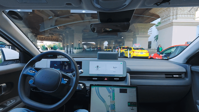 현대자동차그룹 자율주행 합작법인 모셔널의 아이오닉5 로보택시의 호텔 로비 주행 모습. 모셔널 로보택시가 앞에서 움직이는 택시를 포착하고 속도를 줄이면서 안정적인 운행을 하고 있다. 사진=현대차그룹 제공