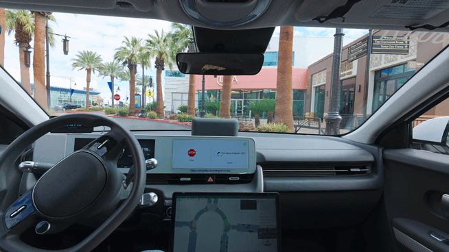 현대자동차그룹 자율주행 합작법인 모셔널의 아이오닉5 로보택시의 도로주행 모습. 행인을 포착하자 스스로 멈춘 뒤 주행을 이어가고 있다. 사진=현대차그룹 제공