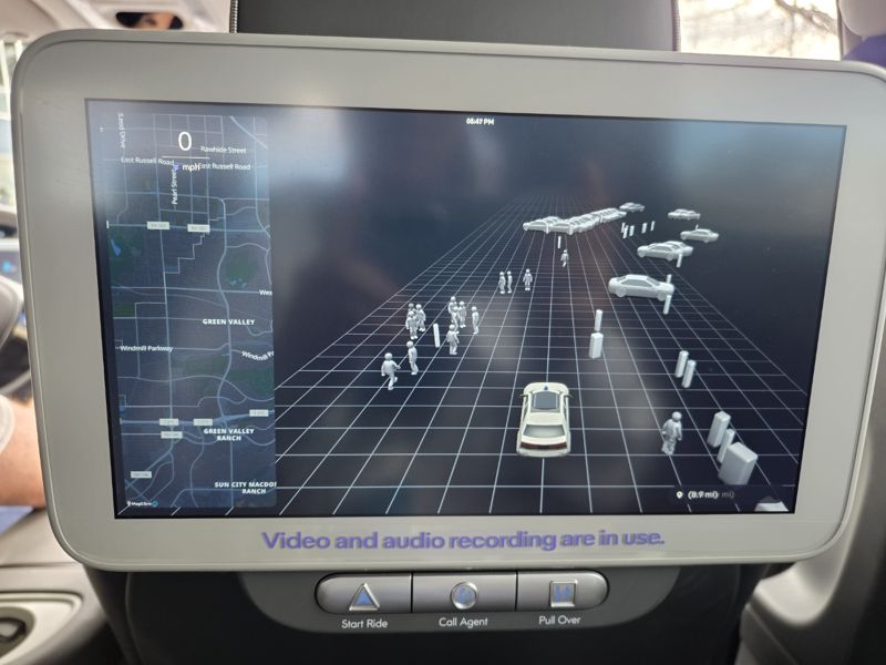 현대자동차그룹 자율주행 합작법인 모셔널의 아이오닉5 로보택시 뒷좌석에 장착된 모니터. 주변 행인과 차량이 관측돼 화면에 표시된다. 사진=김학재기자