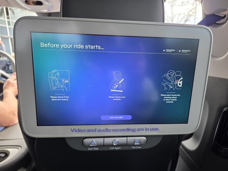 현대자동차그룹 자율주행 합작법인 모셔널의 아이오닉5 로보택시 뒷좌석에 장착된 모니터. 스타트 버튼을 누르면 자율주행이 시작된다. 사진=김학재기자