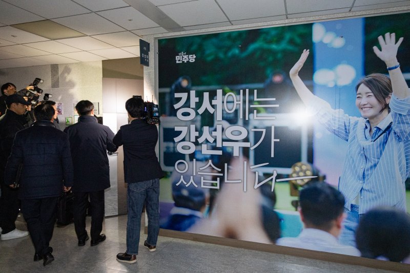 지난 11일 서울 여의도 국회 의원회관 강선우 의원 사무실에 의원실 관계자 및 경찰 관계자들이 들어서고 있다. 서울경찰청 광역수사단 공공범죄수사대는 이날 '공천 헌금 의혹' 관련 강 의원 주거지와 국회의원회관 사무실, 김경 서울시의원 거주지 및 의회 연구실 등에 대해 압수수색을 실시하고 있다. 2026.1.11/뉴스1 ⓒ News1 유승관 기자