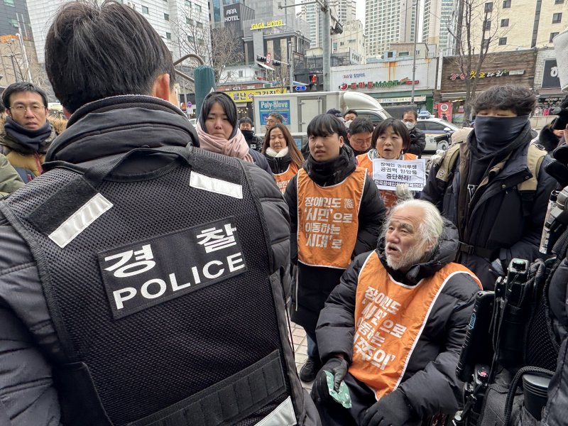 혜화경찰서 경내로 진입을 시도하는 전장연 활동가들. 2026.1.12/뉴스1 ⓒ News1 권준언 기자