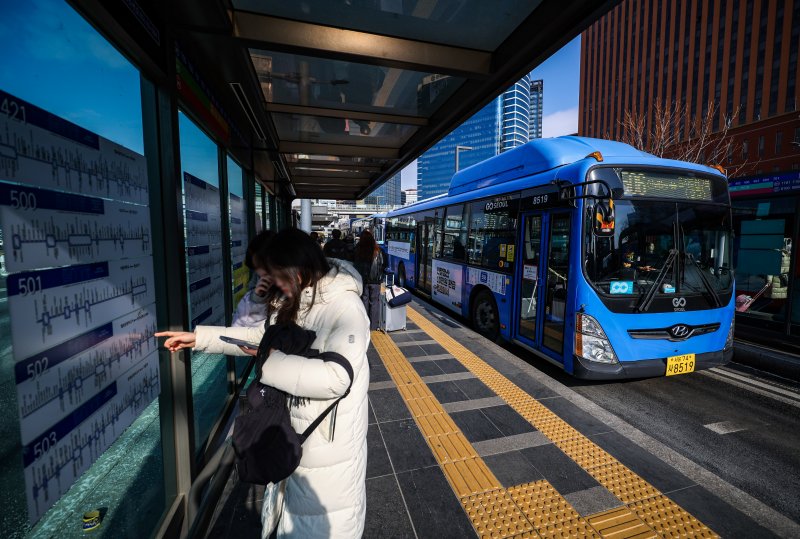 [서울=뉴시스] 정병혁 기자 = 통상임금 쟁점을 두고 사측과 1년 간 첨예하게 대립해온 서울 시내버스 노조가 총파업 예고일을 하루 앞둔 12일 서울 중구 서울역버스환승센터에 버스가 도착하고 있다.서울 시내버스 노사에 따르면 양측은 노조의 총파업 예고일 하루 앞둔 이날 오후부터 서울 영등포구 서울지방노동위원회에서 임금·단체협약(임단협) 막판 협상에 나설 예정이다. 서울에서만 7400여 대의 버스가 운행 중인 만큼 협상이 타결되지 않을 경우 13일 오전 첫차부터 교통대란이 불가피할 전망이다. 2026.01.12. jhope@newsis