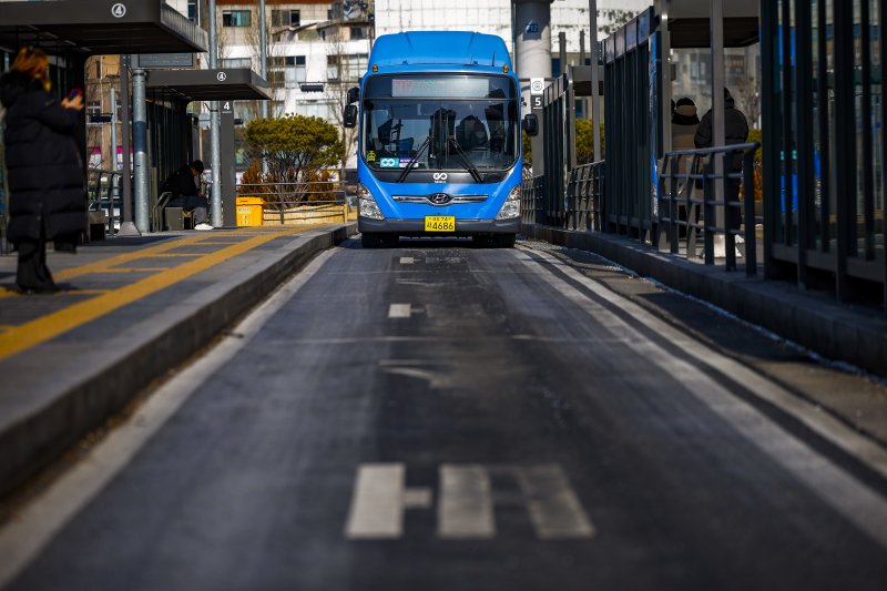 [서울=뉴시스] 정병혁 기자 = 통상임금 쟁점을 두고 사측과 1년 간 첨예하게 대립해온 서울 시내버스 노조가 총파업 예고일을 하루 앞둔 12일 서울 중구 서울역버스환승센터에 버스가 도착하고 있다.서울 시내버스 노사에 따르면 양측은 노조의 총파업 예고일 하루 앞둔 이날 오후부터 서울 영등포구 서울지방노동위원회에서 임금·단체협약(임단협) 막판 협상에 나설 예정이다. 서울에서만 7400여 대의 버스가 운행 중인 만큼 협상이 타결되지 않을 경우 13일 오전 첫차부터 교통대란이 불가피할 전망이다. 2026.01.12. jhope@newsis