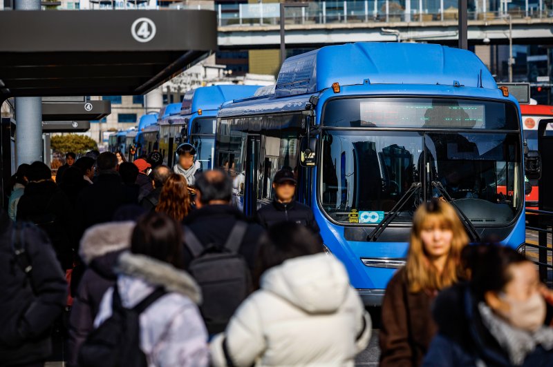 [서울=뉴시스] 정병혁 기자 = 통상임금 쟁점을 두고 사측과 1년 간 첨예하게 대립해온 서울 시내버스 노조가 총파업 예고일을 하루 앞둔 12일 서울 중구 서울역버스환승센터에 버스가 도착하고 있다.서울 시내버스 노사에 따르면 양측은 노조의 총파업 예고일 하루 앞둔 이날 오후부터 서울 영등포구 서울지방노동위원회에서 임금·단체협약(임단협) 막판 협상에 나설 예정이다. 서울에서만 7400여 대의 버스가 운행 중인 만큼 협상이 타결되지 않을 경우 13일 오전 첫차부터 교통대란이 불가피할 전망이다. 2026.01.12. jhope@newsis