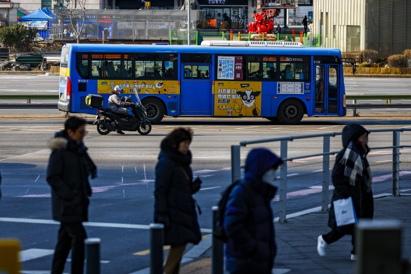 [서울=뉴시스] 정병혁 기자 = 통상임금 쟁점을 두고 사측과 1년 간 첨예하게 대립해온 서울 시내버스 노조가 총파업 예고일을 하루 앞둔 12일 서울 중구 서울역버스환승센터에 버스가 오가고 있다.서울 시내버스 노사에 따르면 양측은 노조의 총파업 예고일 하루 앞둔 이날 오후부터 서울 영등포구 서울지방노동위원회에서 임금·단체협약(임단협) 막판 협상에 나설 예정이다. 서울에서만 7400여 대의 버스가 운행 중인 만큼 협상이 타결되지 않을 경우 13일 오전 첫차부터 교통대란이 불가피할 전망이다. 2026.01.12. jhope@newsis.