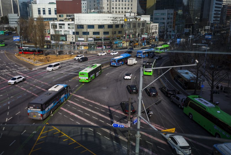 [서울=뉴시스] 정병혁 기자 = 통상임금 쟁점을 두고 사측과 1년 간 첨예하게 대립해온 서울 시내버스 노조가 총파업 예고일을 하루 앞둔 12일 서울 중구 세종대로에 버스가 오가고 있다.서울 시내버스 노사에 따르면 양측은 노조의 총파업 예고일 하루 앞둔 이날 오후부터 서울 영등포구 서울지방노동위원회에서 임금·단체협약(임단협) 막판 협상에 나설 예정이다. 서울에서만 7400여 대의 버스가 운행 중인 만큼 협상이 타결되지 않을 경우 13일 오전 첫차부터 교통대란이 불가피할 전망이다. 2026.01.12. jhope@newsis.com