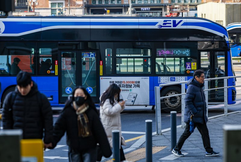 [서울=뉴시스] 정병혁 기자 = 통상임금 쟁점을 두고 사측과 1년 간 첨예하게 대립해온 서울 시내버스 노조가 총파업 예고일을 하루 앞둔 12일 서울 중구 서울역버스환승센터에 버스가 오가고 있다.서울 시내버스 노사에 따르면 양측은 노조의 총파업 예고일 하루 앞둔 이날 오후부터 서울 영등포구 서울지방노동위원회에서 임금·단체협약(임단협) 막판 협상에 나설 예정이다. 서울에서만 7400여 대의 버스가 운행 중인 만큼 협상이 타결되지 않을 경우 13일 오전 첫차부터 교통대란이 불가피할 전망이다. 2026.01.12. jhope@newsis.