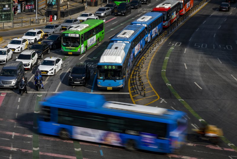 [서울=뉴시스] 정병혁 기자 = 통상임금 쟁점을 두고 사측과 1년 간 첨예하게 대립해온 서울 시내버스 노조가 총파업 예고일을 하루 앞둔 12일 서울 중구 세종대로에서 버스가 오가고 있다.서울 시내버스 노사에 따르면 양측은 노조의 총파업 예고일 하루 앞둔 이날 오후부터 서울 영등포구 서울지방노동위원회에서 임금·단체협약(임단협) 막판 협상에 나설 예정이다. 서울에서만 7400여 대의 버스가 운행 중인 만큼 협상이 타결되지 않을 경우 13일 오전 첫차부터 교통대란이 불가피할 전망이다. 2026.01.12. jhope@newsis.com