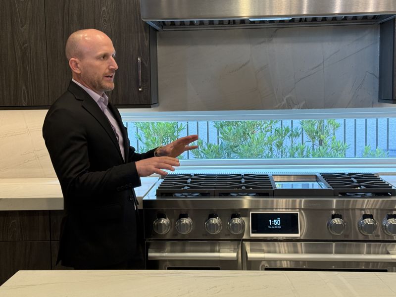 미국 라스베이거스 스프링 밸리에 위치한 고급 주택에서 마이클 쿰 LG전자 미국법인 SKS 지역 세일즈 총괄매니저가 LG전자의 SKS 빌트인 가전에 대해 설명하고 있다. 사진=임수빈 기자