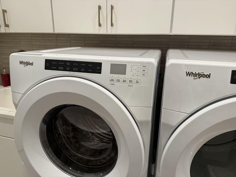 미국 라스베이거스 고급 주거 단지 '스프링 밸리'에 위치한 LG전자 프리미엄 빌트인 가전 브랜드 ‘SKS’의 모델하우스 내부에 보이지 않는 손님방 안 빨래실에는 월풀 가전이 설치돼 있다. 이용자들은 외부로 보이는 주방 가전에는 프리미엄 라인업 SKS 빌트인 가전을 설치하고, 잘 보이지 않는 곳에는 비교적 저렴한 월풀 가전을 들여놓고 있다. 사진=임수빈 기자