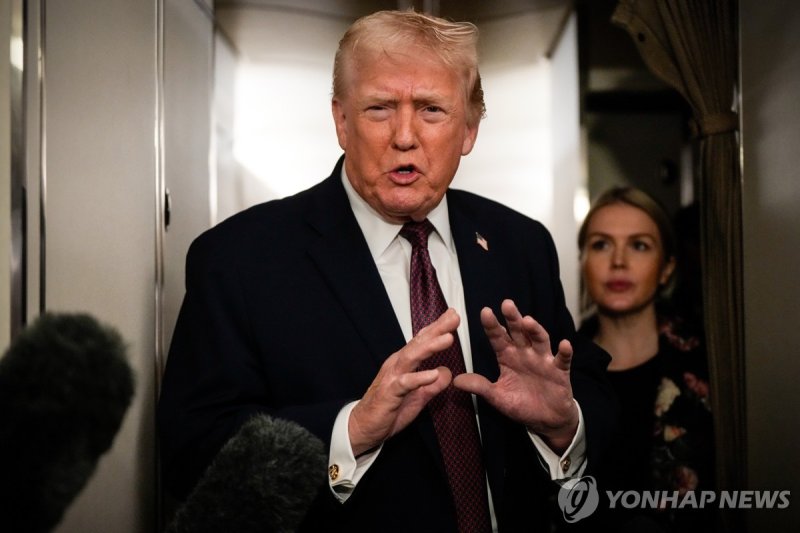 워싱턴DC로 이동하며 기자들과 이야기하는 트럼프 대통령 (출처=연합뉴스)