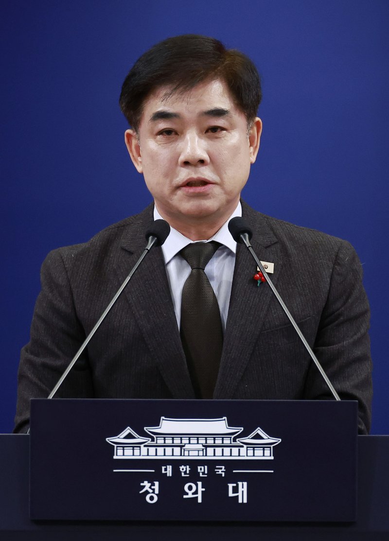 김병욱 정무비서관이 12일 서울 청와대에서 이재명 대통령 정당 지도부 오찬 간담회 일정 관련 브리핑을 하고 있다. 뉴시스