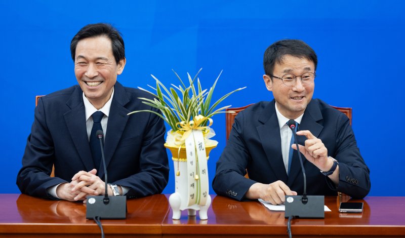 한병도 더불어민주당 신임 원내대표가 12일 서울 여의도 국회에서 우상호 청와대 정무수석을 접견하고 있다. 2026.1.12/뉴스1 ⓒ News1 유승관 기자