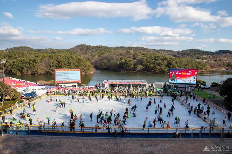 온화한 날씨로 인해 겨울 스포츠의 불모지로 불리는 울산에서 겨울철 야외 빙상장이 4년 넘게 개장하면서 시민들에게 즐거움을 주고 있다. 울산시설공단이 운영하는 이 빙상장은 사계절 '꿀잼 도시'로 전환 중인 울산의 모습을 보여주고 있다.