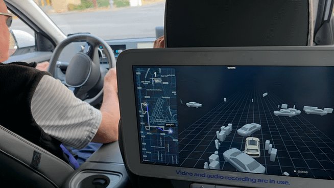 현대자동차그룹 자율주행 합작법인 모셔널의 아이오닉5 로보택시가 지난 8일(현지시간) 주행 도중 파악한 장애물을 무난히 피해 주행하고 있다. 사진=김학재 기자