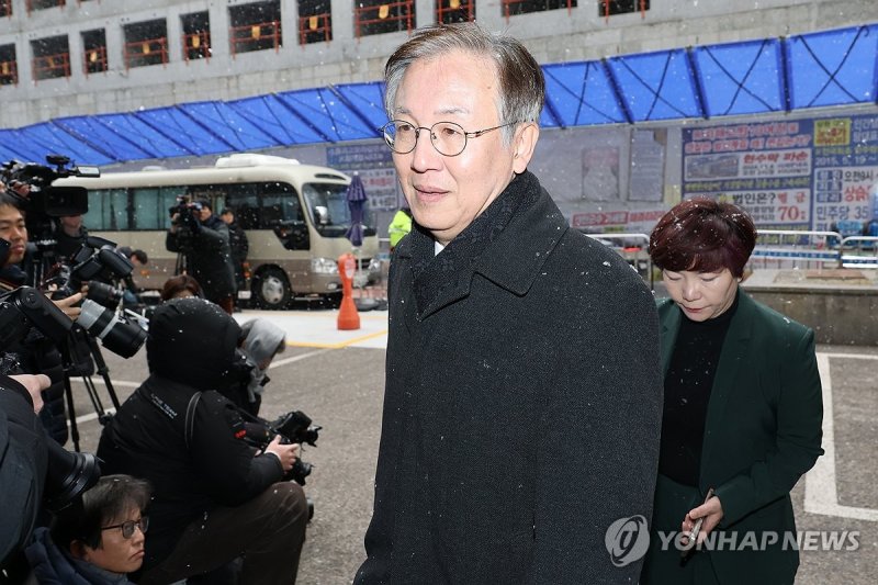 당사 들어서는 한동수 윤리심판원장 (출처=연합뉴스)