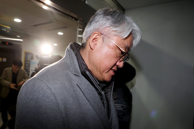 서울 시내버스 노사의 협상이 최종 결렬된 13일 오전 김정환 서울시버스운송사업조합 이사장이 서울 영등포구 서울지방노동위원회를 나서고 있다. 서울 시내버스 노동조합은 기존 예고대로 이날 첫차부터 파업에 돌입한다. 2026.1.13/뉴스1 ⓒ News1 이광호 기자