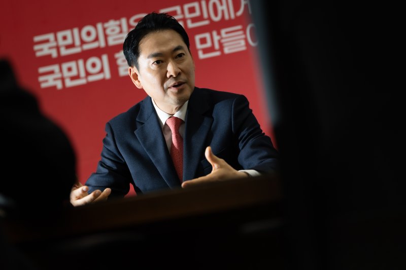 장동혁 국민의힘 대표가 12일 서울 여의도 국회에서 뉴스1과 인터뷰하고 있다. 2026.1.12/뉴스1 ⓒ News1 유승관 기자