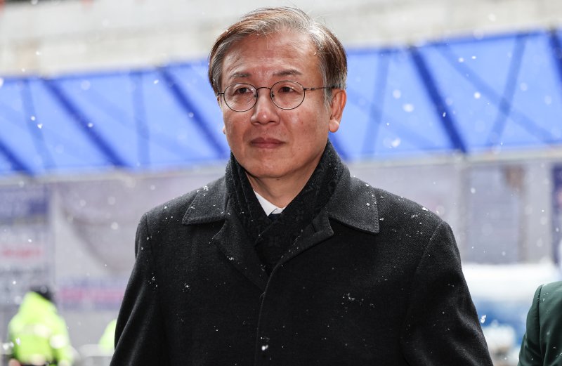 한동수 더불어민주당 윤리심판원장이 12일 서울 여의도 민주당사에서 열리는 윤리심판원 회의에 참석하기 위해 당사로 들어서고 있다. 민주당 윤리심판원은 이날 김병기 전 원내대표의 ‘공천 헌금’ 의혹과 관련해 제명 등 징계를 논의한다. 2026.1.12/뉴스1 ⓒ News1 김도우 기자