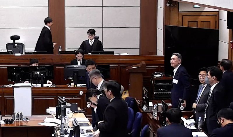 윤석열 전 대통령이 9일 오후 서울 서초구 서울중앙지방법원에서 열린 내란 우두머리 혐의 1심 결심 공판이 휴정되자 자리에서 일어서고 있다. (서울중앙지방법원 제공 영상 캡쳐. 재판매 및 DB 금지) 2026.1.9/뉴스1