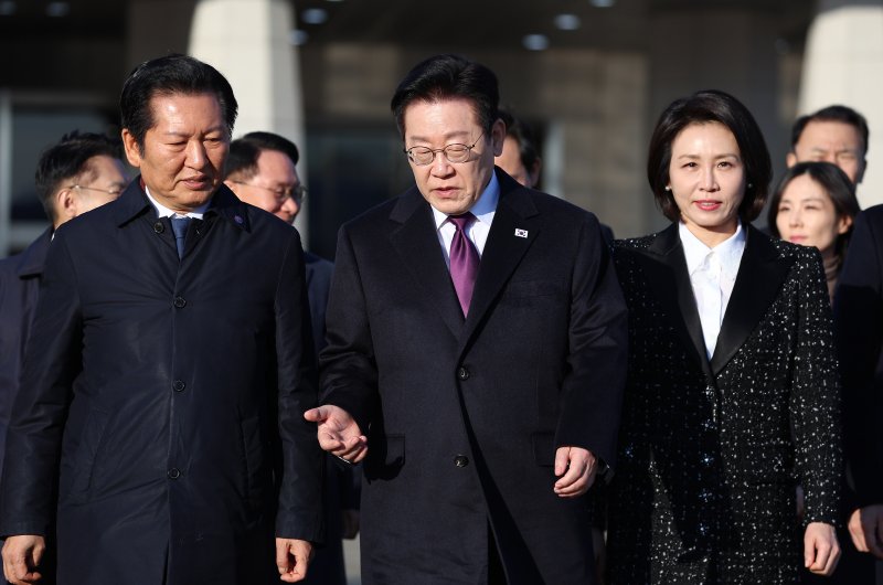 한일 정상회담을 위해 일본 나라현을 방문하는 이재명 대통령이 13일 성남 서울공항에서 공군 1호기로 이동하며 정청래 더불어민주당 대표와 대화하고 있다. 연합뉴스