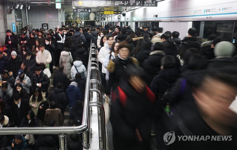 붐비는 지하철 출근길 (출처=연합뉴스)