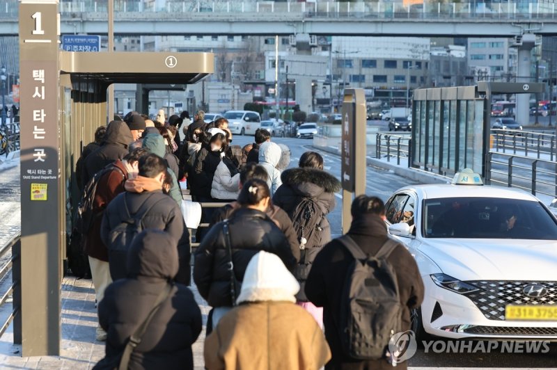 '서울 시내버스 파업' 택시 이용하는 시민들 (출처=연합뉴스)