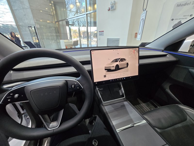 11일 오전 서울 영등포구 소재 테슬라 여의도 스토어에 전시된 중형 전기 SUV '모델Y' 1열 내부 모습. 2026.01.11/뉴스1 김성식 기자