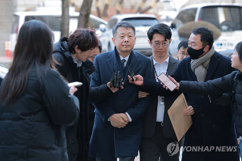 법원 향하는 김광일 MBK파트너스 부회장 (출처=연합뉴스)